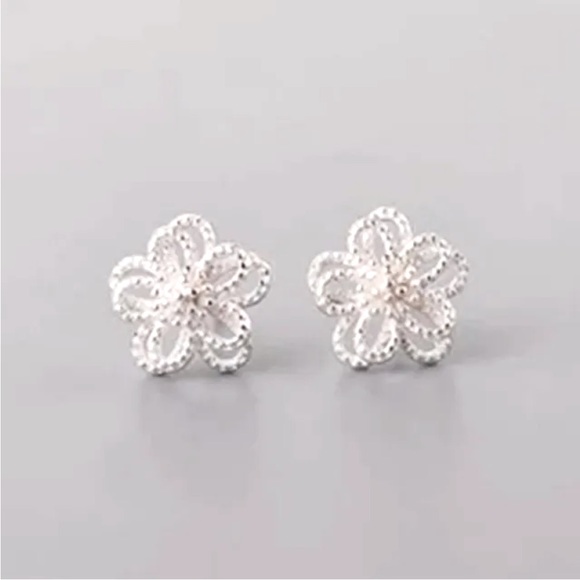 New Sterling Silver Flower Earring Studs - Picture 1 of 5